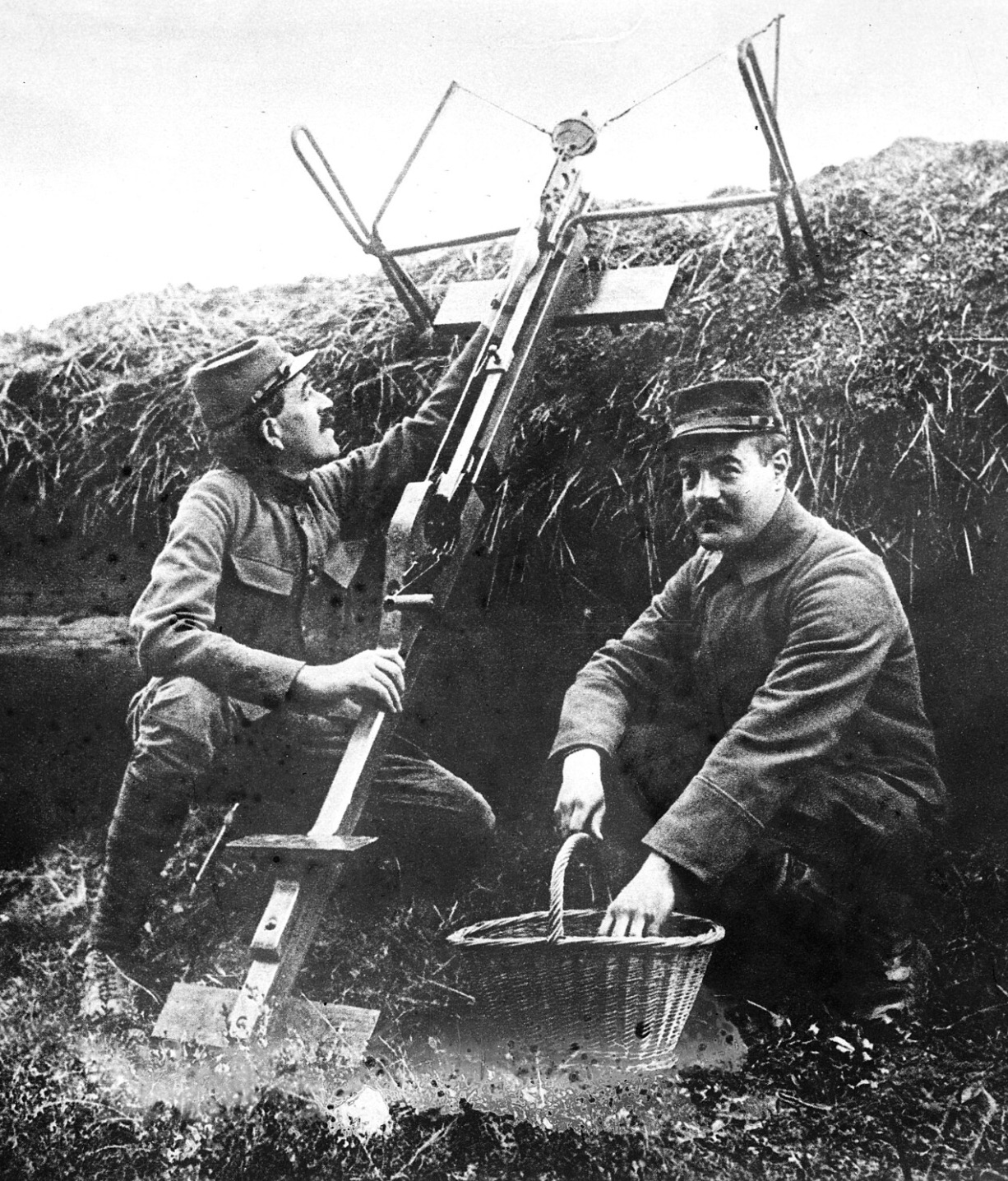 French soldiers with a Sauterelle bomb-throwing crossbow 